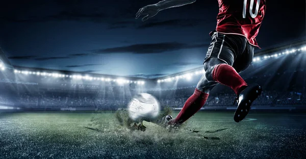 Futbolcu Atış Topu futbol stadyumu gece uçuşu konsepti ronaldo