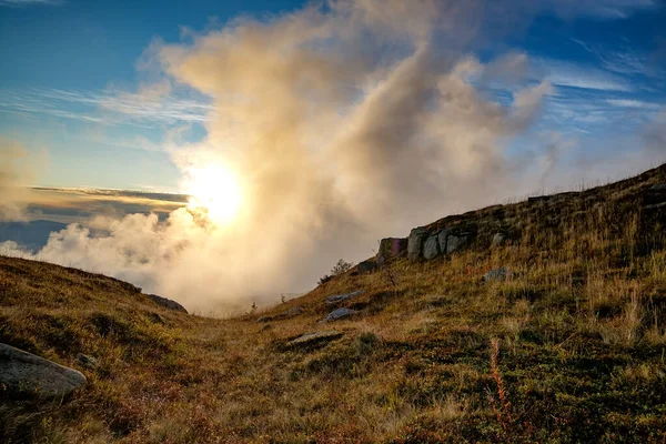 Manhã Nublada Nas Montanhas Outono Sol Brilhante Brilha Através Das — Fotografia de Stock