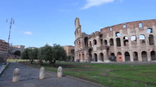 Colosseum κοινή θέα, δεν υπάρχουν άνθρωποι κάτω από έναν καθαρό ουρανό — Αρχείο Βίντεο