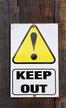 Tahta çitlere uyarı levhası koymayın