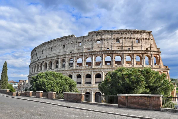 Colosseum in a spring clear day — Stock Photo, Image