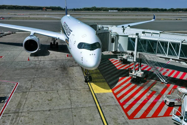 Flughafen Rom-Fiumicino 13. August 2018: Flugzeug bereit für das Einsteigen der Passagiere — Stockfoto