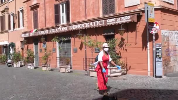 Roma, 25 abr 2020: Mujer con máscara en calles desiertas durante el bloqueo covid — Vídeo de stock