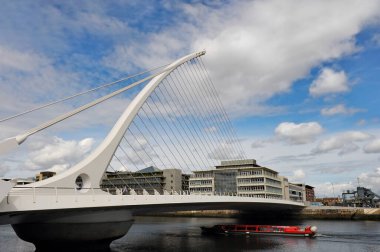 Dublin, 19 Ağustos 2010 - Samuel Beckett Köprüsü güneşli bir günde