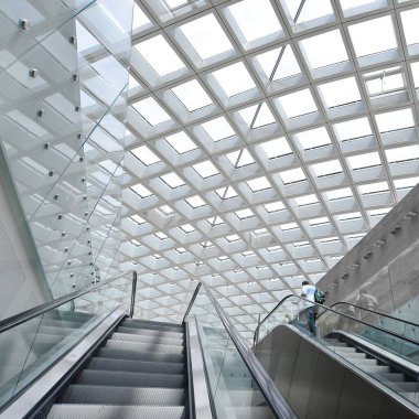 İtalya, Venedik, Havalimanı - 7 Mayıs 2018: giriş katına çıkan yürüyen merdiven