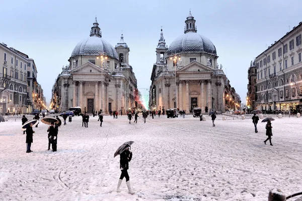イタリア,ローマ,人民広場- 2012年2月11日:異常な天気、ローマで雪. — ストック写真