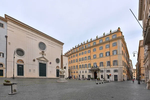 Roma 01 de maio de 2020: Praça Minerva deserta. poucos pedestres devido ao bloqueio — Fotografia de Stock