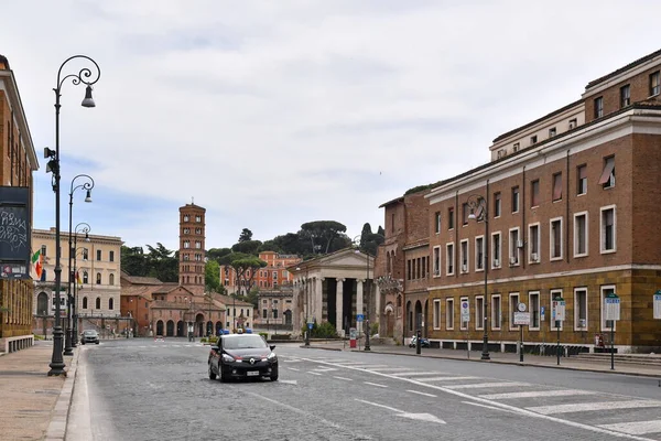 Рим 1 мая 2020 года: улица Петроселли заброшена просто полицейской машиной без пешеходов — стоковое фото