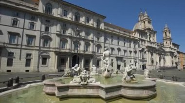 Roma 25 Nisan 2020: şehir merkezi terk edilmiş. Kapanmaya bağlı çok az yaya var 