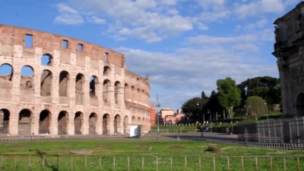 Colosseo vista pianura, nessun popolo sotto un cielo limpido — Video Stock