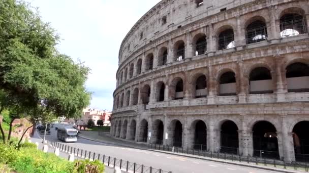 Řím, Timelapse of the Colosseum plain view, no people under the clear sky — Stock video