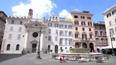 Roma 25 Nisan 2020: şehir merkezi terk edilmiş. Covid-19 'a bağlı birkaç yaya.