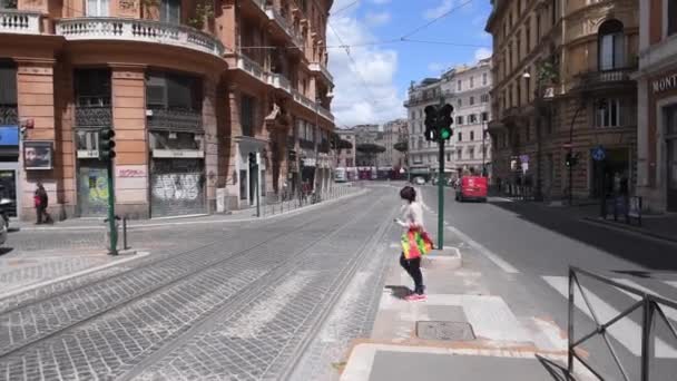 Roma 25 de abril de 2020: o centro da cidade desertou. apenas alguns pedestres devido a covid-19 — Vídeo de Stock