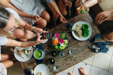 friends eat at vegan restaurant