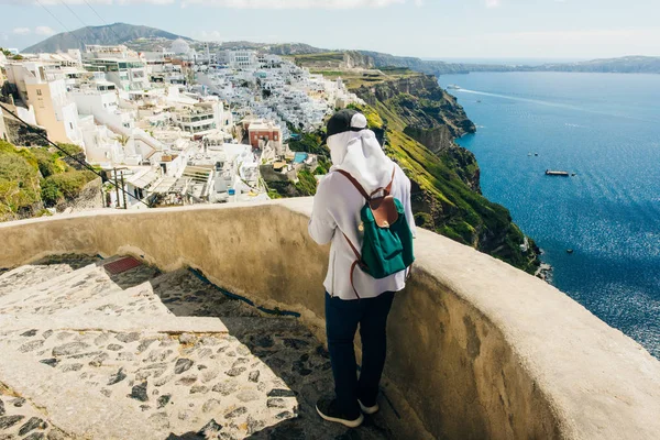 Menina turística na cidade de Fira na ilha de Santorini em G — Fotografia de Stock
