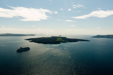 Tekneler ve yolcu gemileri n ile Nea Kameni yanardağ adasının Seascape