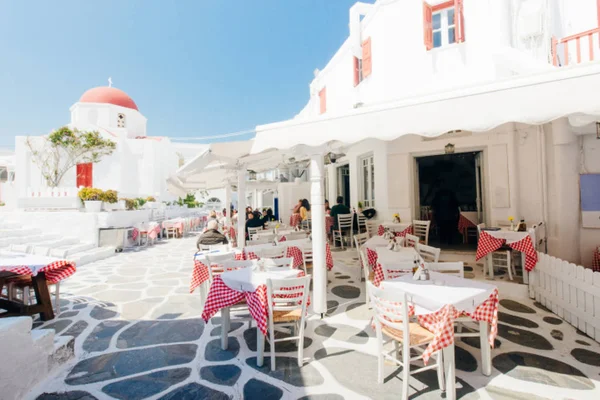 Restaurante típico griego de la calle blanca en las islas de santorini o mykonos — Foto de Stock