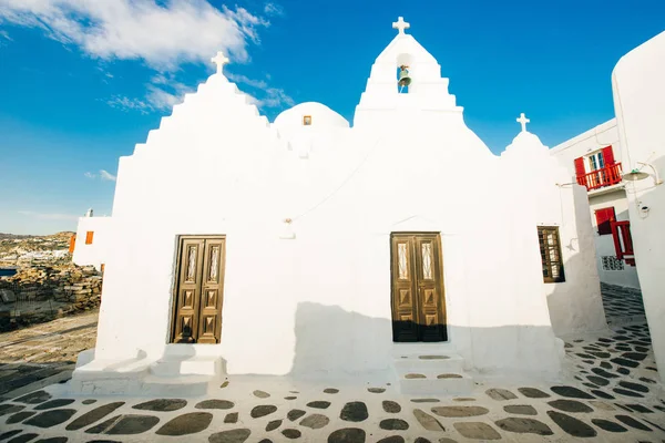 Una de las muchas capillas típicas de la Iglesia Ortodoxa Griega en Mykonos ciudad Chora — Foto de Stock