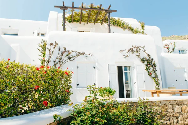 Típica casa blanca griega en las islas de mykonos — Foto de Stock