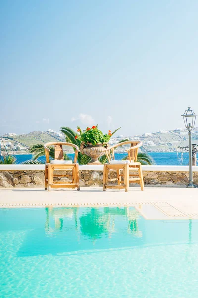 Hermosa piscina con sillas cerca del mar en la isla de Mykonos i — Foto de Stock