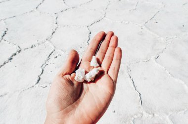 Uyuni Salt Flat - Salar de Uyuni - turist tuz taşı tutuyor
