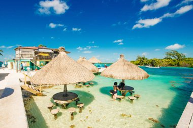 Su Adası Belize güneş şemsiyeleri