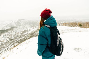Kış kızı portresi. Güzel Neşeli Gençlik Modeli