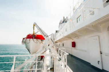 Güneşli bir günde feribot beyaz güvertesi