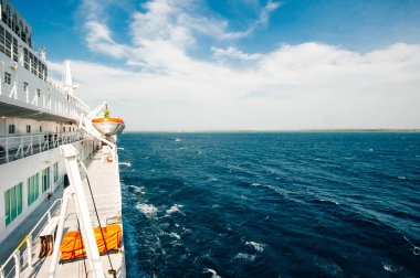 Güneşli bir günde feribot beyaz güvertesi