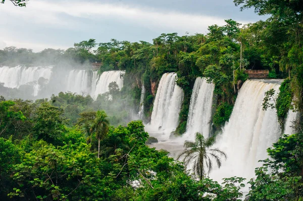 С аргентинского водопада Игуаин открывается вид на крупнейшую серию водопадов мира — стоковое фото
