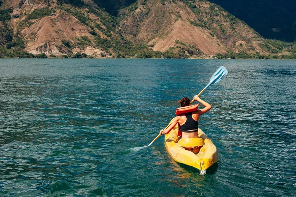 San Pedro la Laguna, Guatemala: jízda na kajaku u jezera Atitlan — Stock fotografie