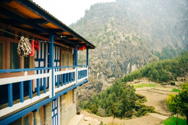 Yamaçtaki güzel otel binası Mount, Nepal 'in güzel manzarası