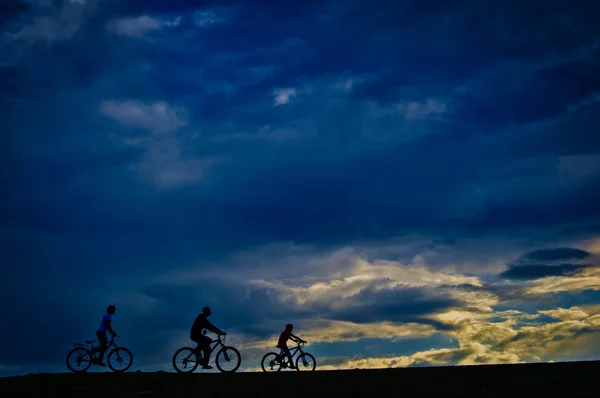 Silhouette cycling in Public Park for healthy on sunset background — 스톡 사진