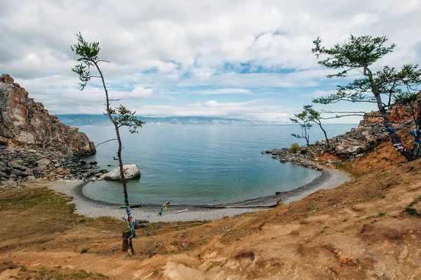 Красивый вид на пляж нетронутой голубой воды озера Байкал — стоковое фото