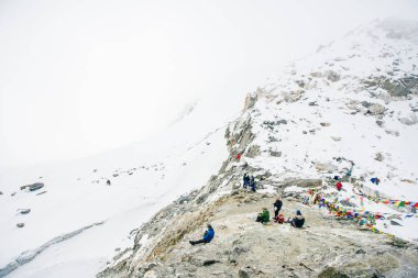 Nepal Trekkerları kar üzerinde yürüyorlar geçitin zirvesine doğru