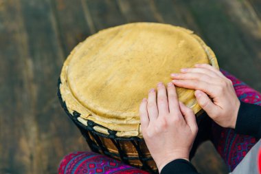 Açık havada djembe Afrika davulu çalan adam.