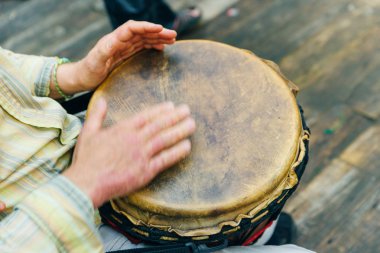 Açık havada djembe Afrika davulu çalan adam.