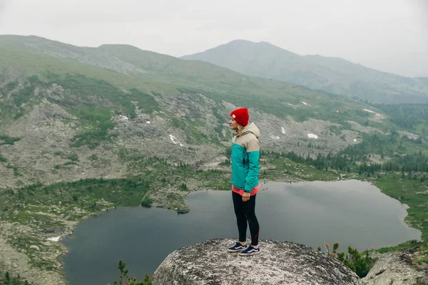 Путешественник в горах с красивым природным фоном — стоковое фото