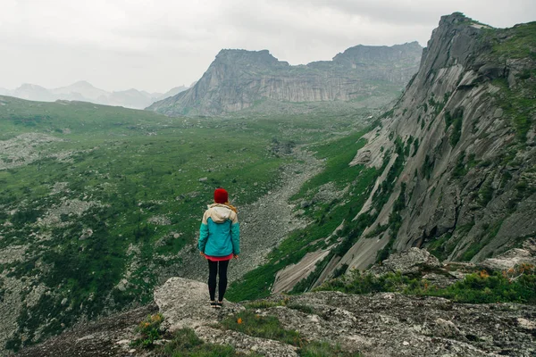 Reiziger in bergen met prachtige natuur achtergrond — Stockfoto