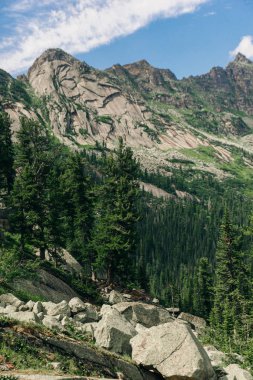 Batı sayan 'ın tepesinde gri kayalar 'ın görünümü. Ergaki Doğa Parkı