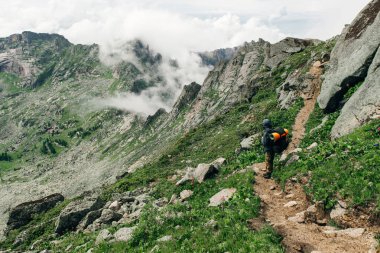turistik bir sırt çantası ve dağ manzara