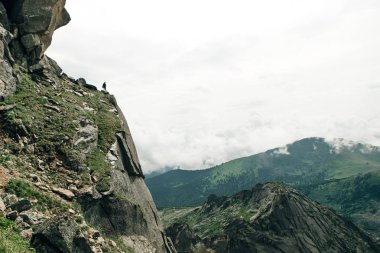 Dağ tepe üzerinde bir şampiyon silüeti. Aktif yaşam kavramı