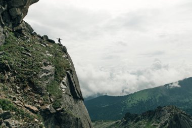Dağ tepe üzerinde bir şampiyon silüeti. Aktif yaşam kavramı
