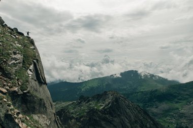 Dağ tepe üzerinde bir şampiyon silüeti. Aktif yaşam kavramı