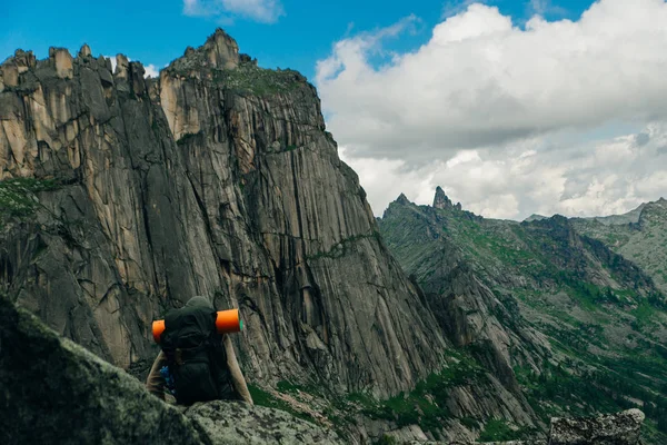 Turistik bir sırt çantası ve dağ manzara — Stok fotoğraf