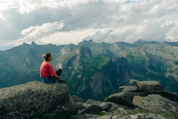 Vrouw zittend op de berg met prachtige natuur achtergrond — Stockfoto