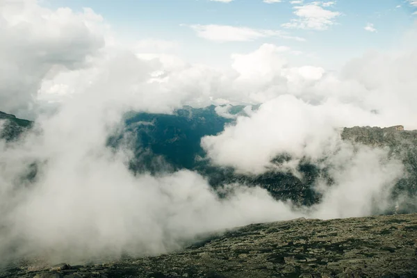 Nuvole bianche lungo le montagne di pietra. Yergaki, Russia — Foto Stock