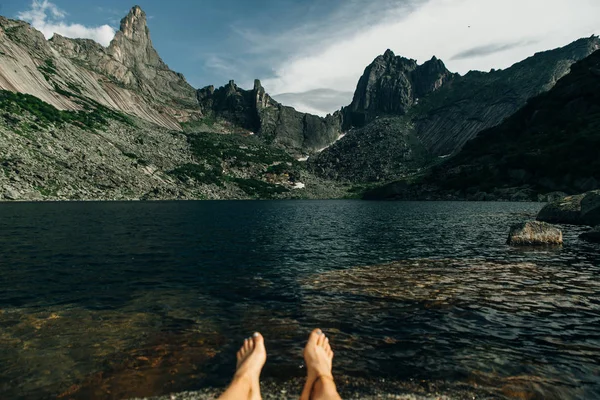 山湖,埃尔加基国家公园。清澈的海水,岩石的山脉和晴朗的天空. — 图库照片