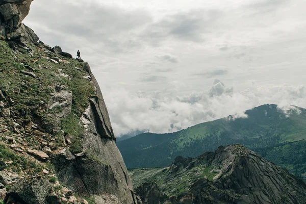 Uitzicht op de grijze rotsen op de kam van de westelijke Sayan. Natuur Park Ergaki — Stockfoto