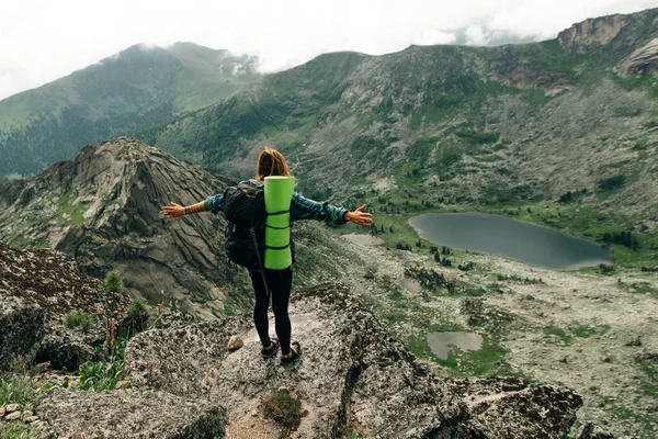 Dağlarda yürüyüş. Rusya 'da sırt çantası yürüyüş ile kadın Traveler — Stok fotoğraf